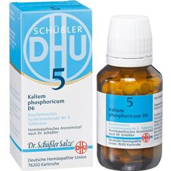 Eine blaue Schachtel und eine braune Flasche mit homöopathischen Tabletten.