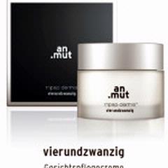 Eine Cremedose und ihre Verpackung stehen auf einem weißen Hintergrund.